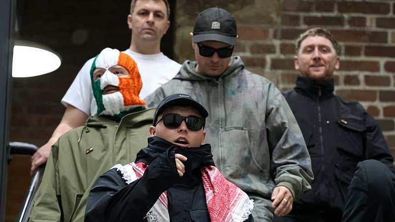 Rapper Kneecap não enfrentará julgamento por terrorismo após rejeição da CPS