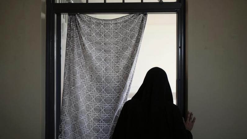 Juiz rejeita pedido de divórcio de mulher abusada pelo marido no Afeganistão