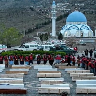 Famílias buscam entes queridos em Eid após ataque a hospital em Kabul