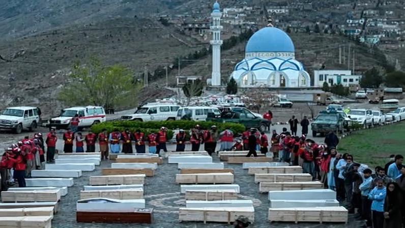 Famílias buscam entes queridos em Eid após ataque a hospital em Kabul