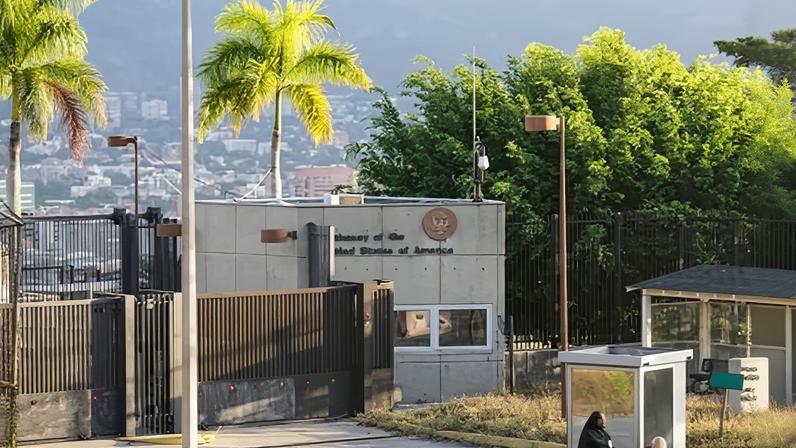 EUA reabrem embaixada na Venezuela após afastamento nas relações