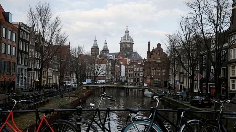 Explosão atinge escola judaica em Amsterdã; ataque é deliberado