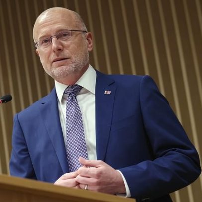 Republicano critica ameaças da FCC de revogar licenças de transmissão por guerra com o Irã