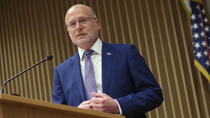 Republicano critica ameaças da FCC de revogar licenças de transmissão por guerra com o Irã