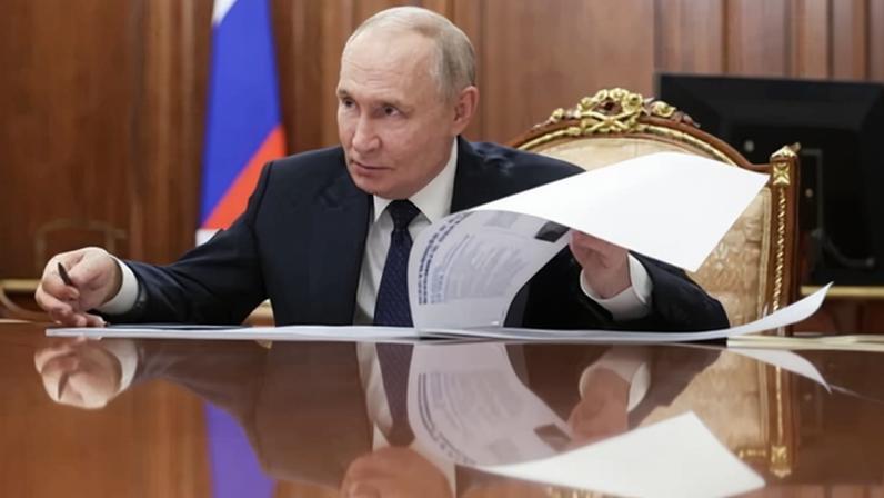 Aliado pró-Kremlin pede julgamento de Putin em rara explosão