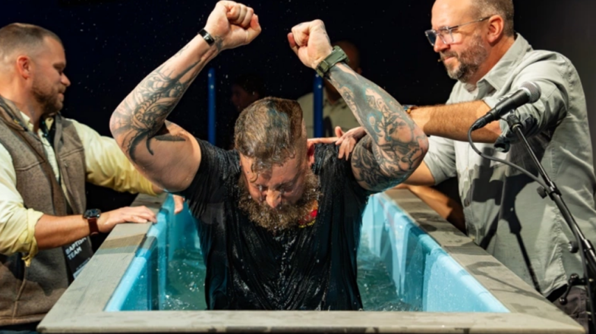 Igreja nos EUA batiza 400 pessoas em um único fim de semana