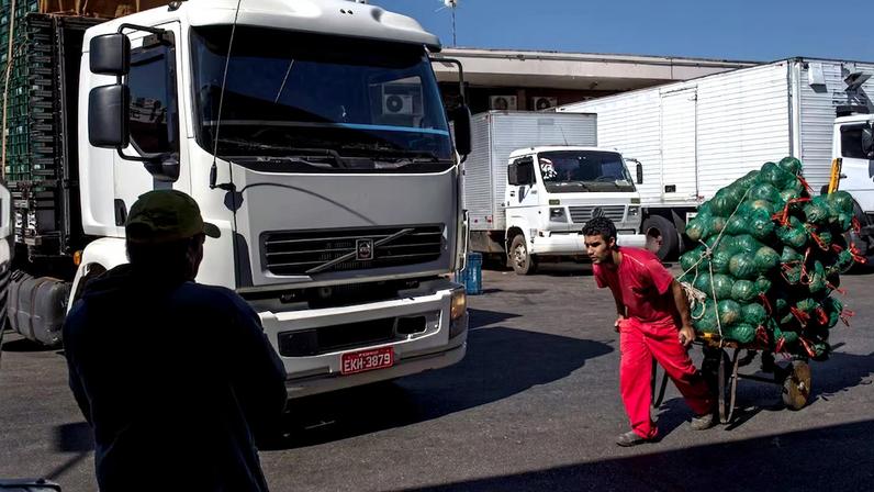 Governo anuncia medidas para conter greve de caminhoneiros por alta do diesel