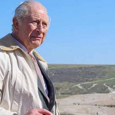 Rei inaugura a maior trilha costeira do mundo, mas parte permanece fechada