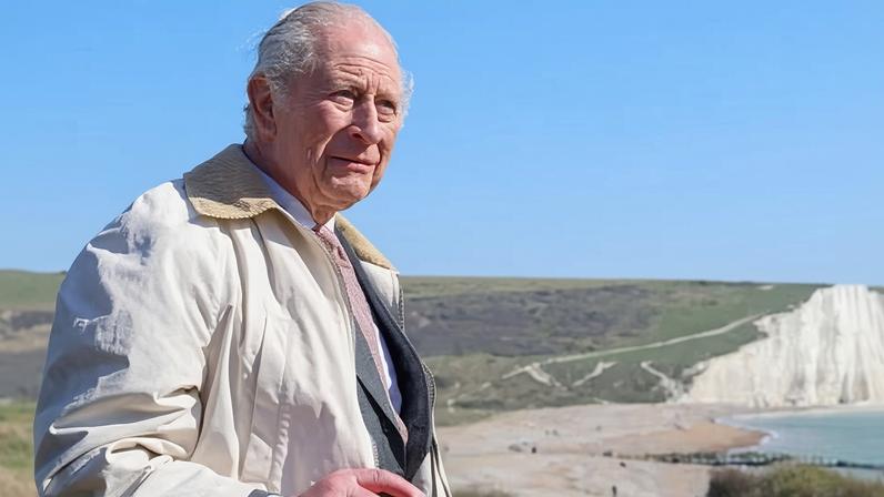 Rei inaugura a maior trilha costeira do mundo, mas parte permanece fechada