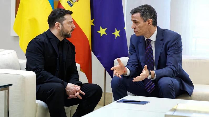 El presidente del Gobierno, Pedro Sánchez y el presidente de Ucrania, Volodímir Zelenski, durante una rueda de prensa posterior a su reunión en el Palacio de la Moncloa, este miércoles en Madrid.