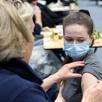 Esquema de vacina contra meningite B é ampliado para alunos do 11º ano em Kent