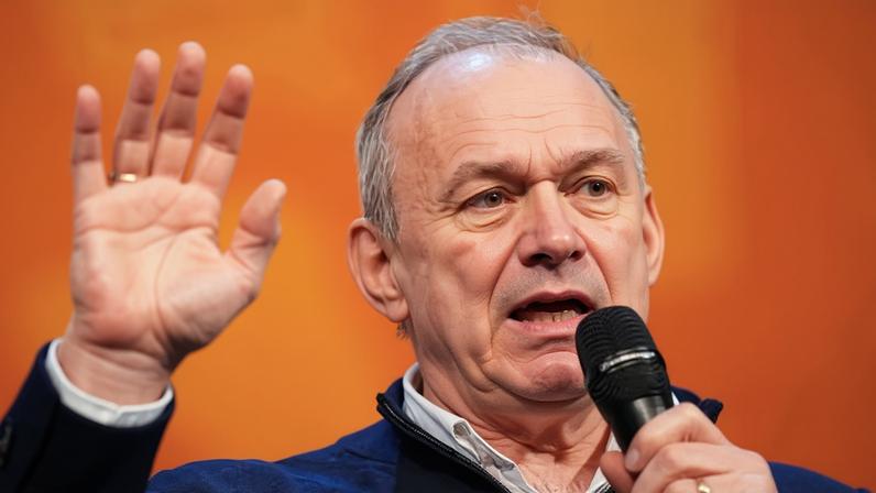 Reino Unido precisa de dissuasor nuclear independente dos EUA, afirma Ed Davey