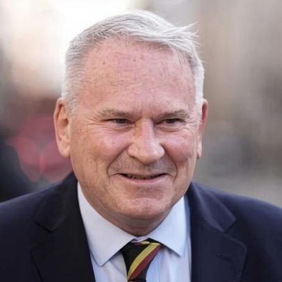 Ex-comandante britânico afirma que Adams não esteve envolvido em ataques da IRA