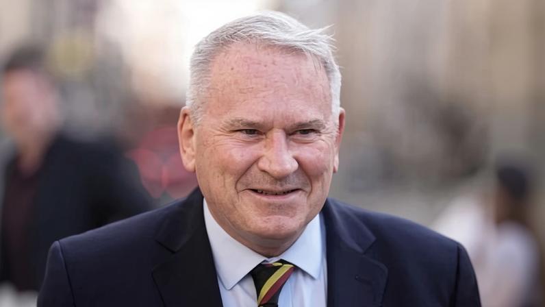 Ex-comandante britânico afirma que Adams não esteve envolvido em ataques da IRA