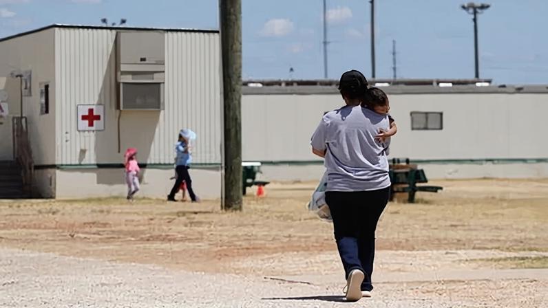 Bebê de dois anos detido pela ICE está doente e sem cuidado adequado