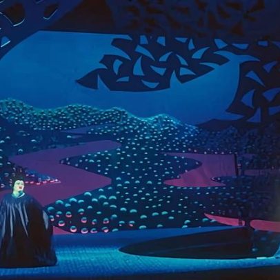 Tate Modern exibe cenários de ópera de David Hockney na Turbine Hall