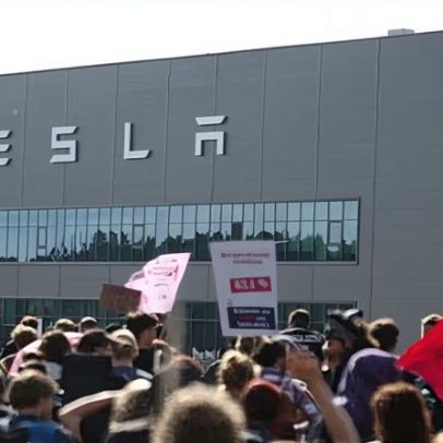 Sindicato tenta assumir controle do comitê de fábrica da Tesla na Alemanha