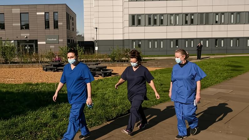 Casos confirmados de meningite ligados a surto mortal em Kent caem para 20