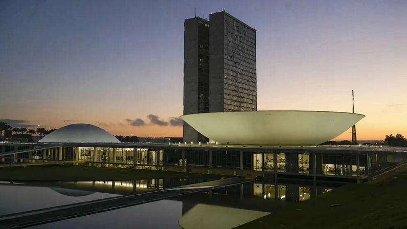Fachada do Congresso Nacional, a sede das duas Casas do Poder Legislativo brasileiro, durante o amanhecer. As cúpulas abrigam os plenários da Câmara dos Deputados (côncava) e do Senado Federal (convexa), enquanto que nas duas torres - as mais altas de Brasília, com 100 metros - funcionam as áreas administrativas e técnicas que dão suporte ao trabalho legislativo diário das duas instituições. Obra do arquiteto Oscar Niemeyer. — Foto: Pedro França/Agência Senado