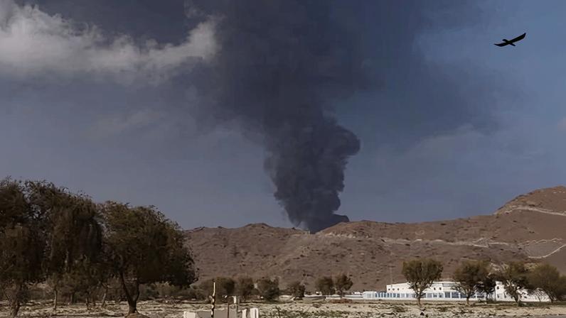 A fire in the UAE’s Fujairah oil terminal after the interception of a drone attack. Conflict in the Middle East is unsettling investors and prices.