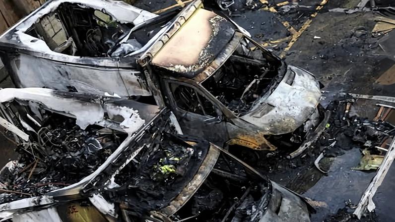 Dois presos por incêndio em ambulância em Londres, diz polícia