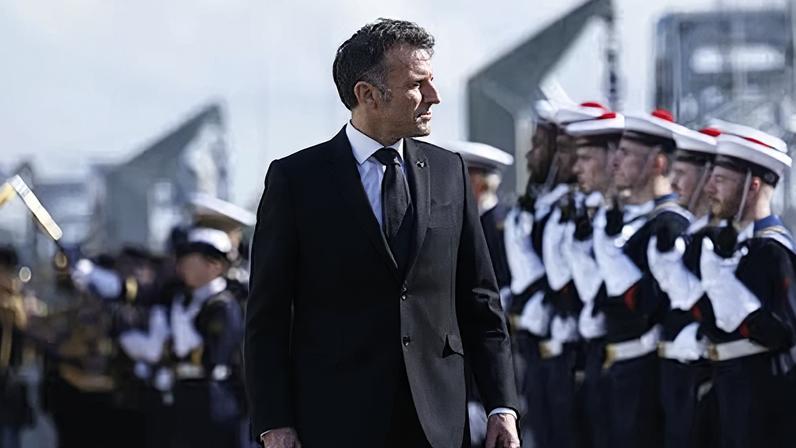 El presidente francés pasa revista a las tropas el pasado lunes en la base de Ille Longue.