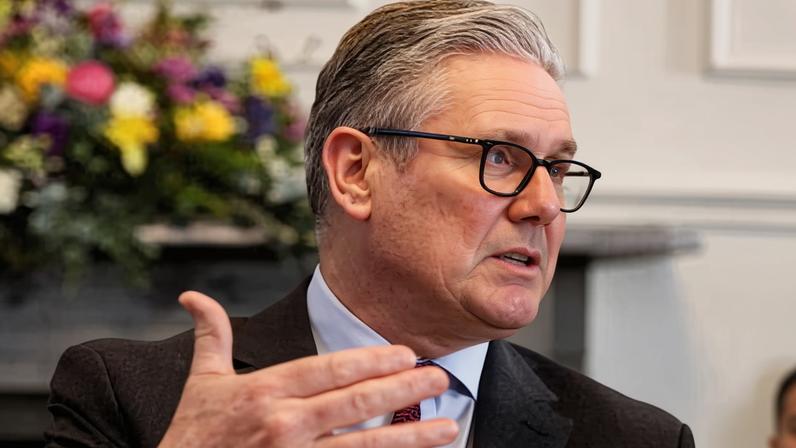 Starmer pode enfrentar demissões após mensagens de Mandelson no WhatsApp