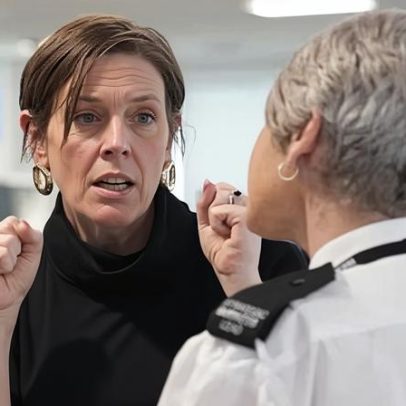 Jess Phillips apoia projeto de júri e revela ser vítima de atraso nos tribunais