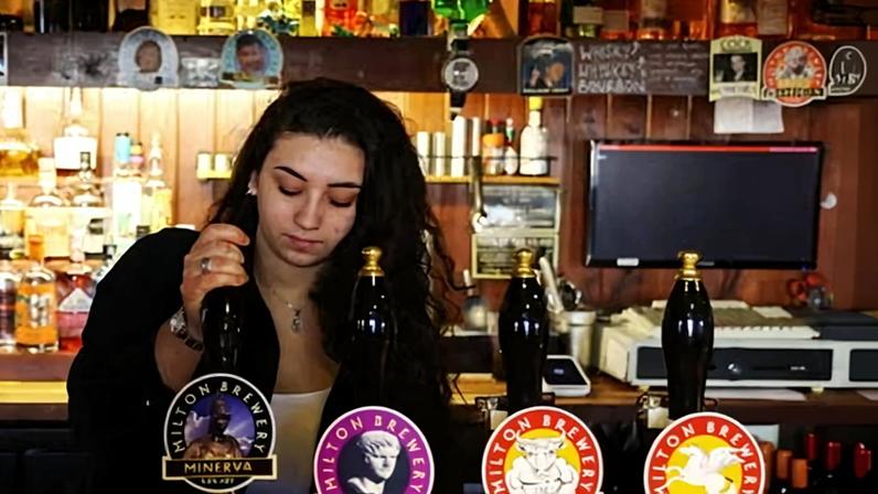 Dois terços de negócios de hospitalidade vão cortar empregos; 1 em 7 fechará