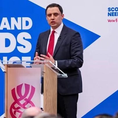 Partidos lançam campanhas em Holyrood em meio à indecisão dos eleitores