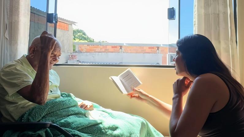 Neta canta louvor com avô enfermo e revela esperança em Jesus