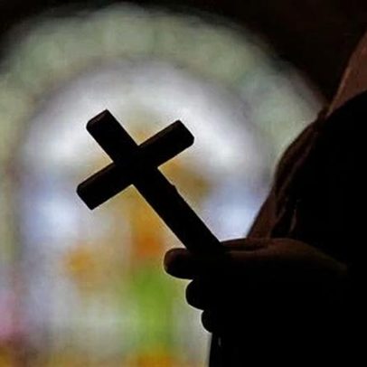 Mulher de Nova Orleans processa arquidiocese por suicídio do filho após expulsão