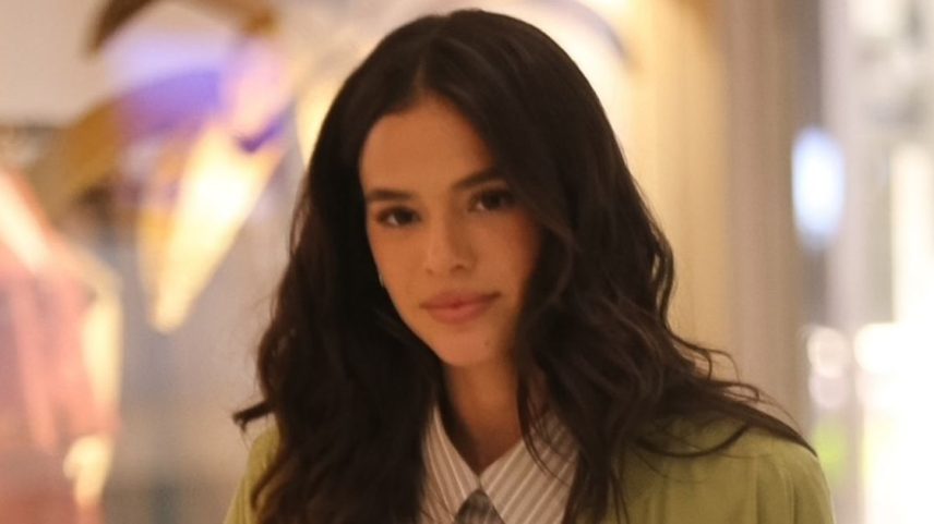 Bruna Marquezine surgiu de topless após radicalizar no visual e exibir novo corte de cabelo