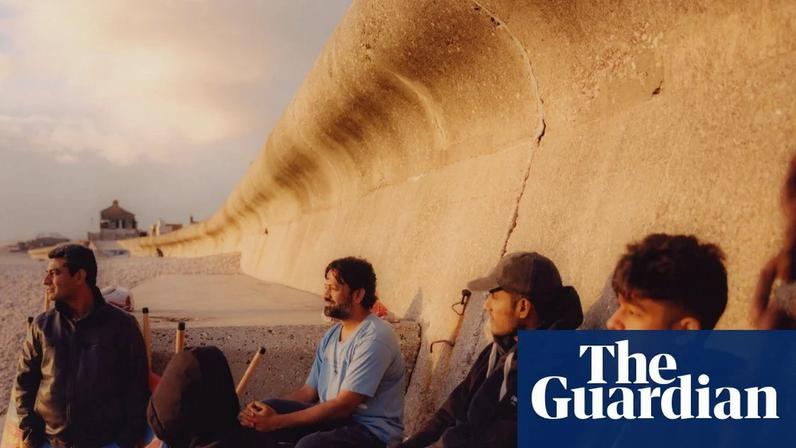 Amizades, pesca e mutirões: a bondade invisível na barca Bibby Stockholm