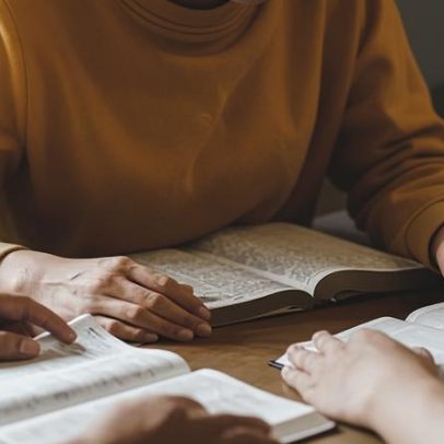 OfS enfrenta revisão judicial por financiamento público a faculdades bíblicas