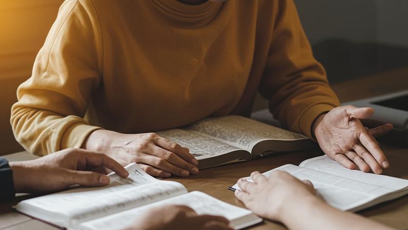 OfS enfrenta revisão judicial por financiamento público a faculdades bíblicas