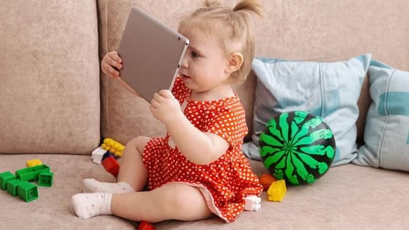 Três quartos de bebês de nove meses na Inglaterra têm tempo de tela diário