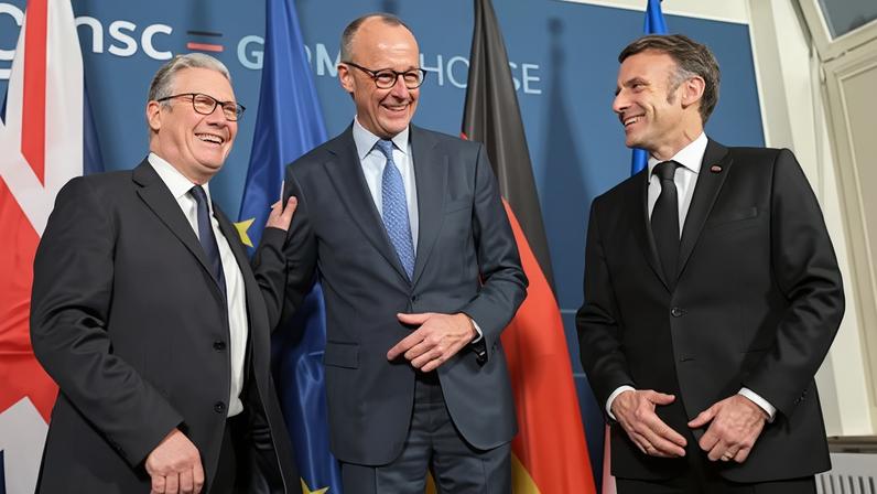 El canciller alemán, Friedrich Merz (centro), el presidente francés, Emmanuel Macron (derecha), y el primer ministro británico, Keir Starmer, el 13 de febrero en Múnich.