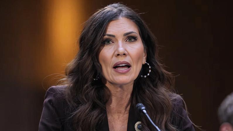 Kristi Noem durante la audiencia en el Senado para responder ante la muerte de dos ciudadanos estadounidenses a manos de policías migratorios.