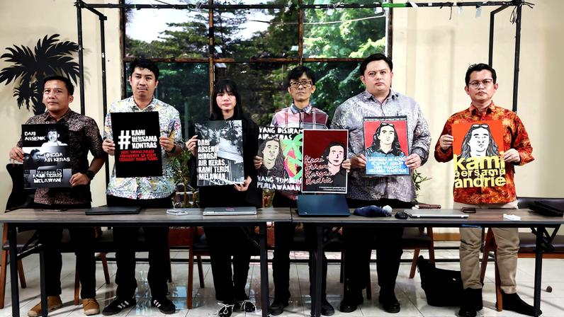 Advocacy for Democracy Team (TAUD) members hold posters in solidarity with Andrie Yunus, an activist and deputy coordinator with Indonesia's rights group Commission for Missing Persons and Victims of Violence (KontraS), who suffered burns to 24% of his face and arms from acid thrown by two unidentified assailants on a motorcycle on March 12, after a press conference in Jakarta, Indonesia, March 16, 2026. REUTERS/Willy Kurniawan