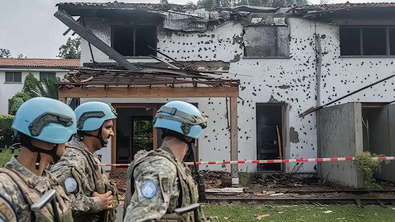 Cascos azules de la ONU custodian la casa atacada por un dron este miércoles en Goma, República Democrática del Congo.