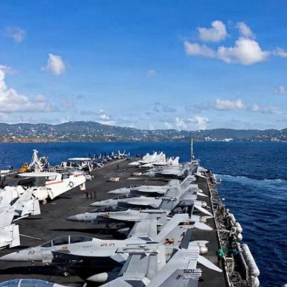 Porta-aviões Ford dos EUA volta ao porto temporariamente após incêndio