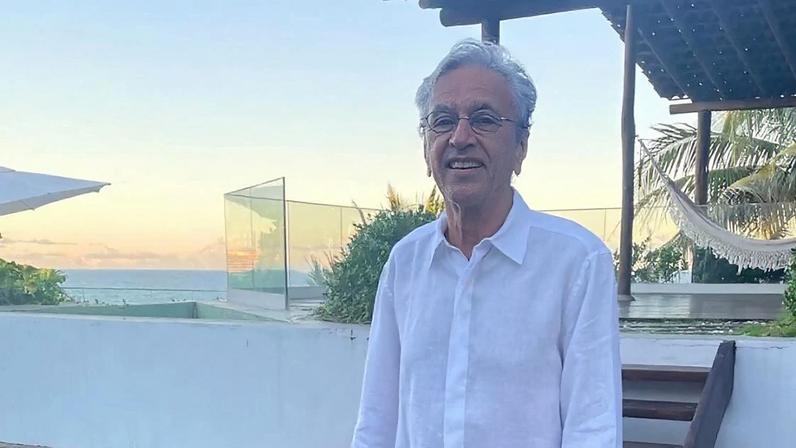 A mansão de Caetano Veloso: cantor mora em uma casa luxuosa na Bahia com espaço cultural e vista icônica