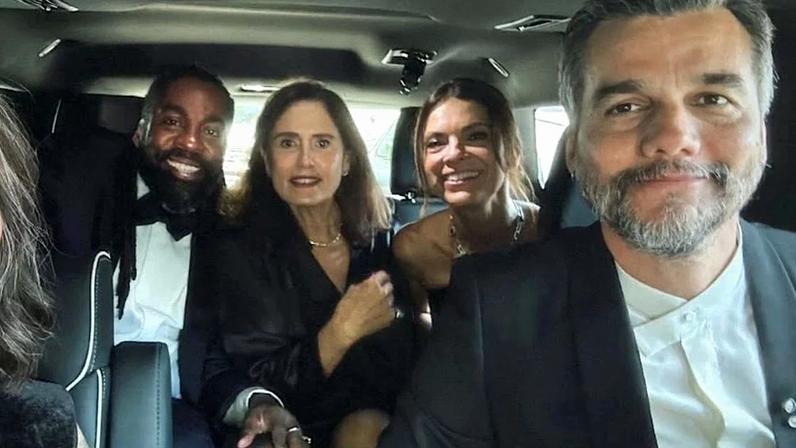 Wagner Moura cruzou o tapete vermelho do Oscar 2026 de mãos dadas com a esposa, Sandra Delgado
