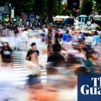 Jovem derrubada em travessia de Tóquio: o que é a tendência de bumping