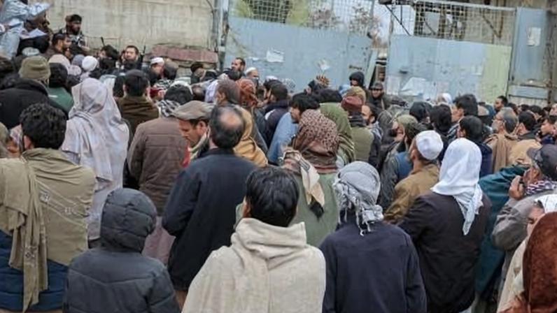 Afegãos buscam entes queridos em Kabul após ataque aéreo paquistanês