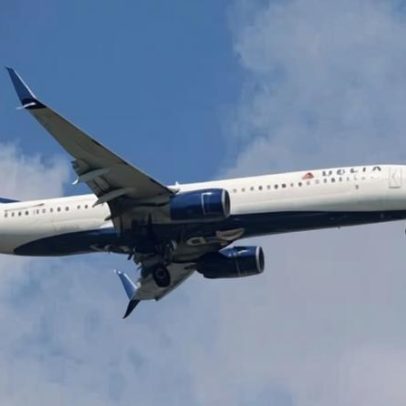 Três comissários hospitalizados após turbulência em voo Delta para Sydney