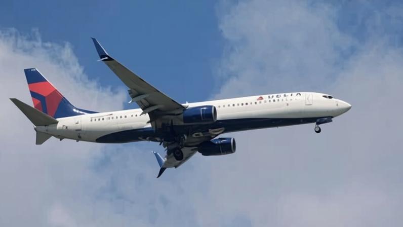 Três comissários hospitalizados após turbulência em voo Delta para Sydney