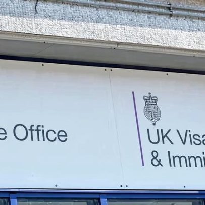 Adolescentes britânicos ficam retidos no exterior por regras de nacionais duais