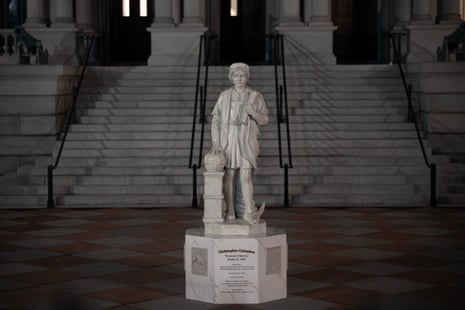 Trump ergue estátua de Cristóvão Colombo no gramado da Casa Branca